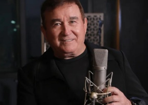 Amado Batista se envolve em romance com Miss 50 anos mais nova