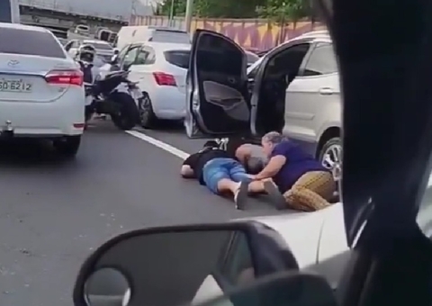 Tiroteio fecha avenida no Rio e motoristas se protegem