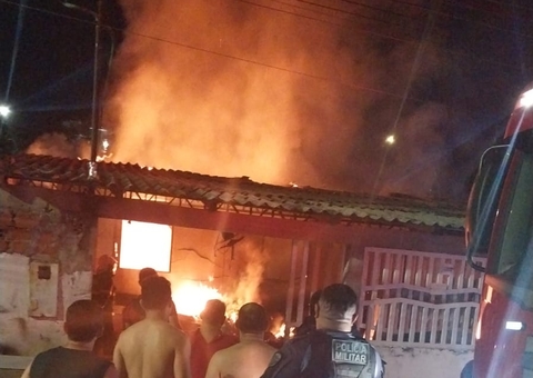 Incêndio destrói casa na Cidade Nova; família estava dormindo