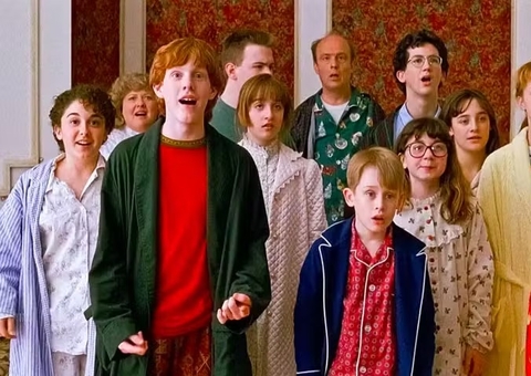 Elenco de 'Esqueceram de Mim' se reúne em evento especial   