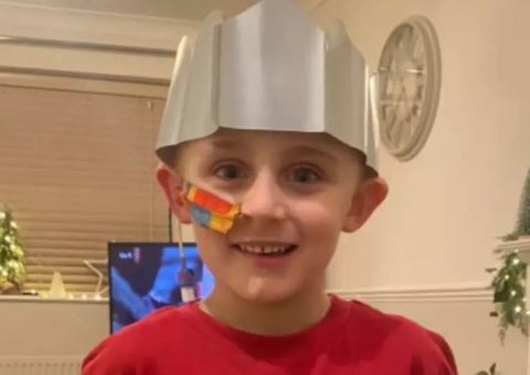 Com condição rara, menino de 5 anos vomita fezes após diagnóstico errado