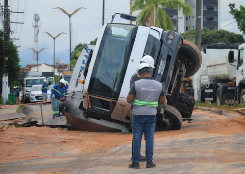 Caos: Av. Coronel Teixeira é interditada após cratera se abrir e engolir caminhão de lixo