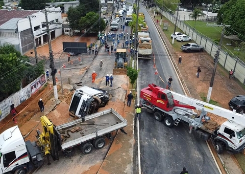 Rompimento de tubulação na Av. Coronel Teixeira deixa dezenas de bairros sem água