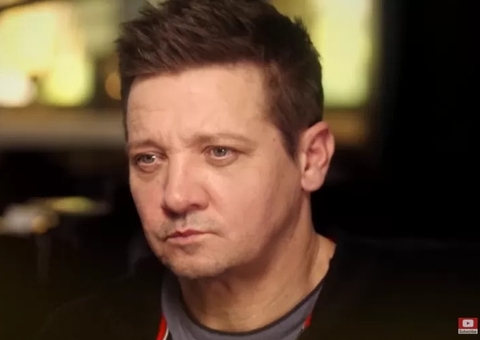 Jeremy Renner fala sobre recuperação após quebrar 38 ossos em grave acidente