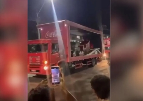 Vídeo: Papai Noel é apedrejado durante caravana natalina da Coca-Cola