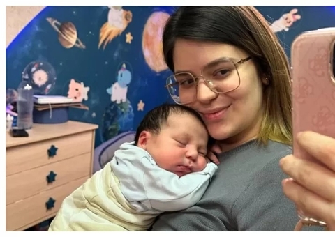 Viih Tube posta foto com Ravi no hospital e comemora 1º mês de vida do filho