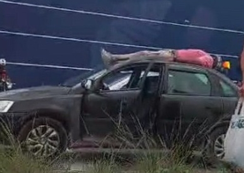 Motociclista é arremessado para cima de carro em acidente na Avenida Autaz Mirim