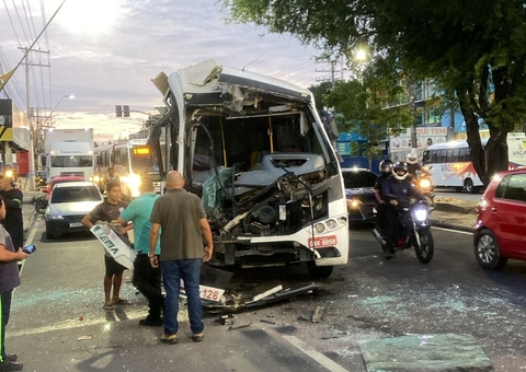 Rota fica destruída em acidente com caminhão na Av. Autaz Mirim
