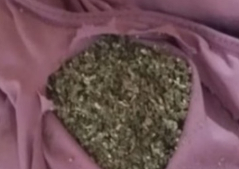 Mulher é flagrada com maconha na calcinha e acaba presa