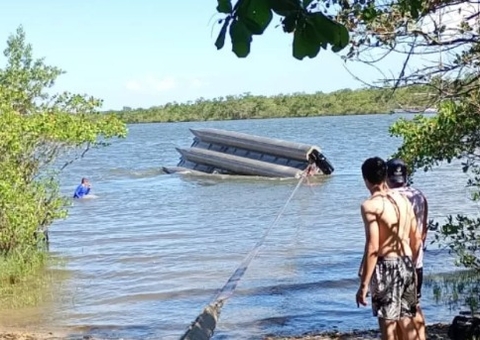 Bebê desaparece no mar após barco virar e é encontrado com vida