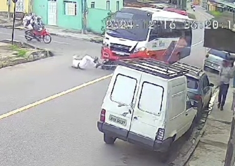 Motociclista e garupa quase são esmagados em acidente com micro-ônibus em Manaus