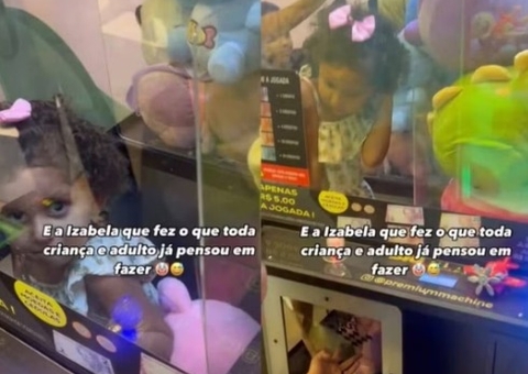Menina de 3 anos é resgatada após ficar presa em máquina de pelúcias; vídeo