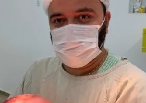Médico mostra extração de tumor gigante de quase 2 kg