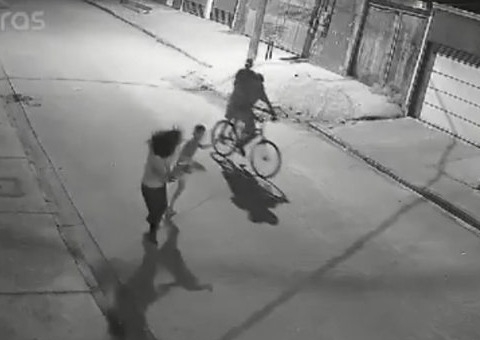 Câmera registra menino dando 'voadora' em mulher durante assalto violento; vídeo