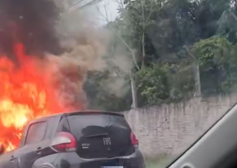Carro é consumido por fogo na Torquato Tapajós