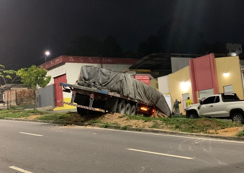 Motorista perde controle de caminhão e quase atinge igreja no Cidade de Deus