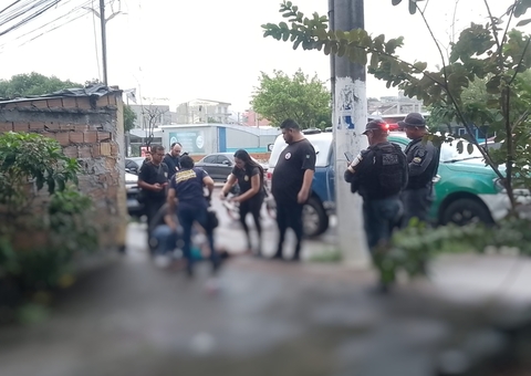 Moradores ouvem tiros e encontram homem morto com tiro na nuca na Av. Djalma Batista 
