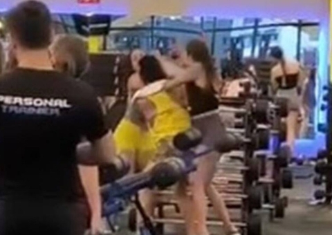 Mulheres trocam socos e chutes durante briga em academia; Vídeo