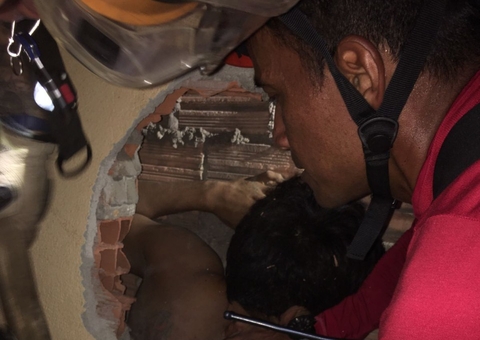 Homem despenca de laje e fica preso entre paredes de casas no Lírio do Vale