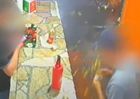 Vídeo: Coxinha explode e deixa cliente com queimaduras no rosto