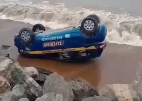 Carro de autoescola cai na praia após aluna confundir pedais no ES