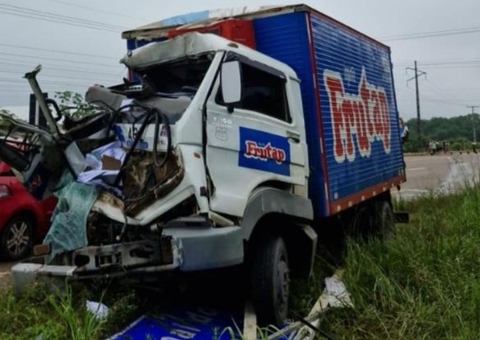 Uma pessoa morre após caminhão-baú bater em ônibus escolar na AM-070