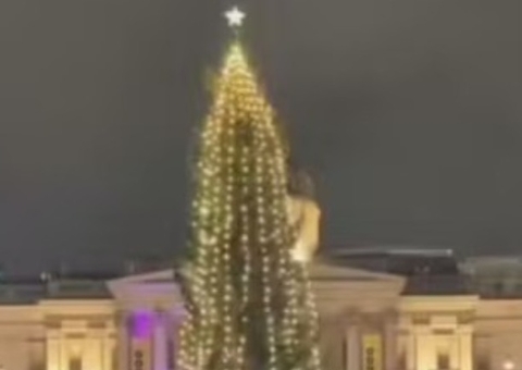 Picles iluminado? Decoração de árvore de Natal em Londres vira piada 