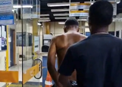 Adolescente golpeia homem na cabeça com pedaço de madeira após receber cant