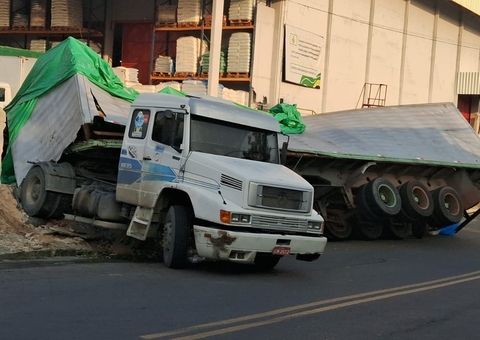 Carreta desgovernada destrói muro de empresas e atinge carros na Cidade Nova