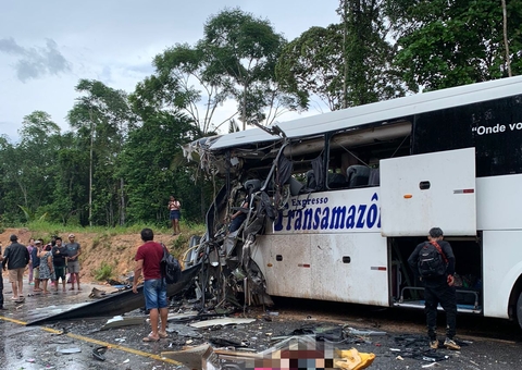 Fotos chocantes mostram corpos presos às ferragens e espalhados na AM-010 após acidente