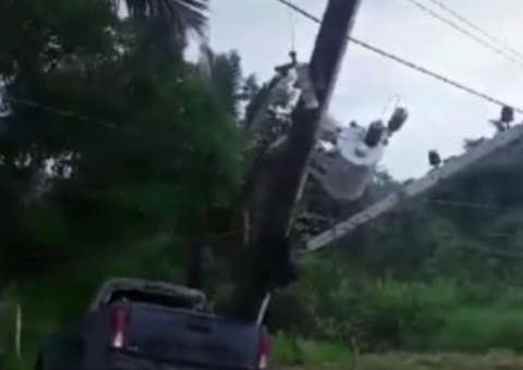 Motorista perde controle do carro e atinge poste na AM-010