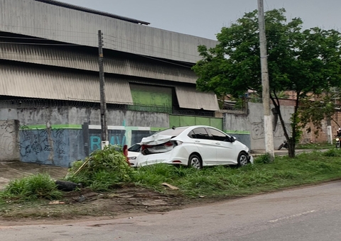 Acidente entre carro, ônibus e caminhão trava trânsito na Av. Margarita