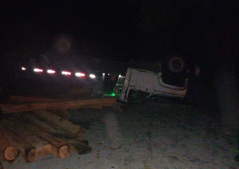Caçamba capota e mata motorista na estrada de Novo Airão