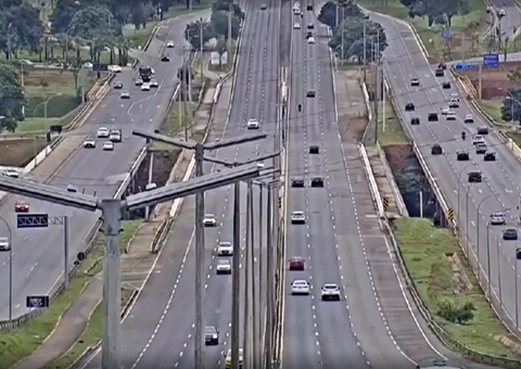Vídeo flagra ônibus jogando carro para outra via após colisão 
