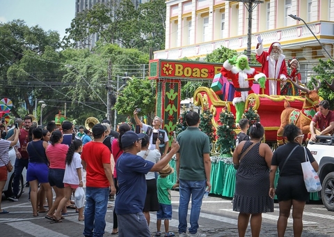 'Parada Natalina’ movimenta o centro de Manaus