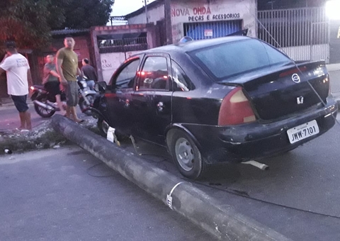 Carro 'arranca' poste durante acidente na Av. Cosme Ferreira
