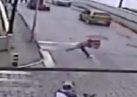 Vídeo: Idosa é arrastada por corda que caiu de caminhonete