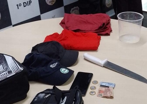 Dupla é presa com facão após entrar em ônibus para cometer assalto em Manaus