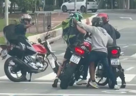 Criminosos cercam piloto parado no semáforo e roubam moto de luxo