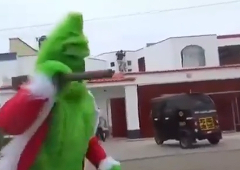 Operação Surpresa: Policial se veste de Grinch para capturar traficantes