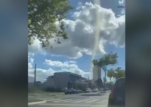 Vídeo: redemoinho 'demônio da poeira' atinge mercado e assusta moradores