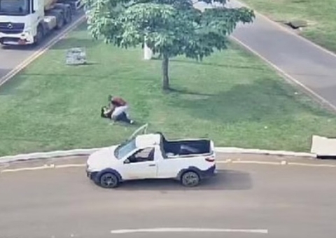 Câmera flagra agressão de homem contra mulher com bebê no colo