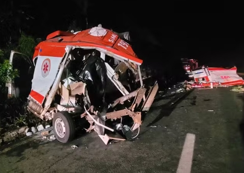 Três socorristas e paciente morrem em acidente envolvendo ambulância e caminhão