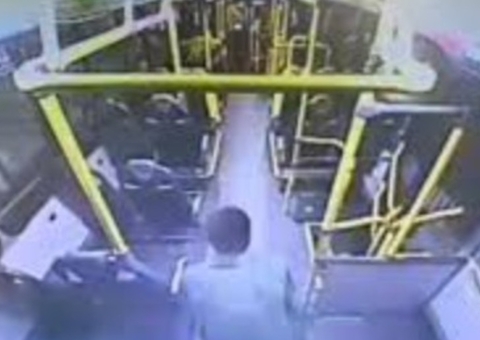 Motorista de ônibus é agredida na cabeça com cano por passageiro