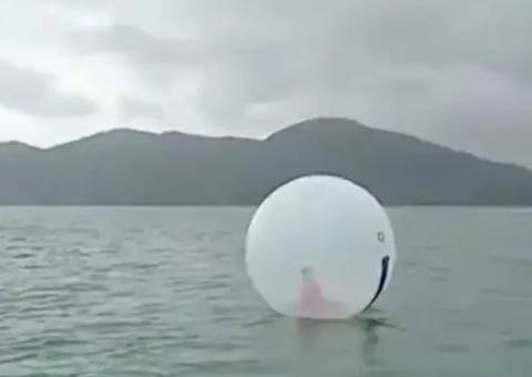 Criança é resgatada à deriva no mar em bolha inflável; Vídeo
