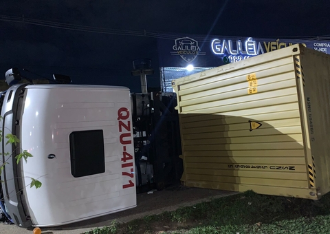 Carreta tomba durante manobra em avenida de Manaus