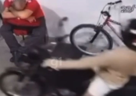 Homem escapa da morte enquanto cochilava após arma de criminoso falhar 