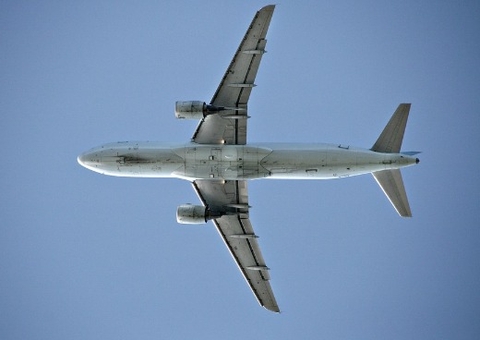 Avião da Latam faz pouso forçado em Brasília após declarar emergência 