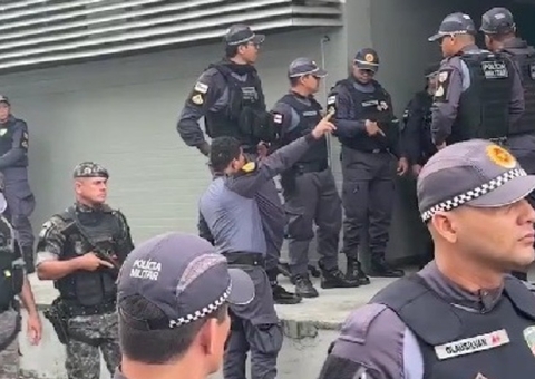 Cerco é montado na saída de PM da delegacia acusado de matar jovem em festa de Natal