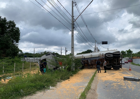 Caminhão que transportava carga de milho tomba em curva no Rapidão